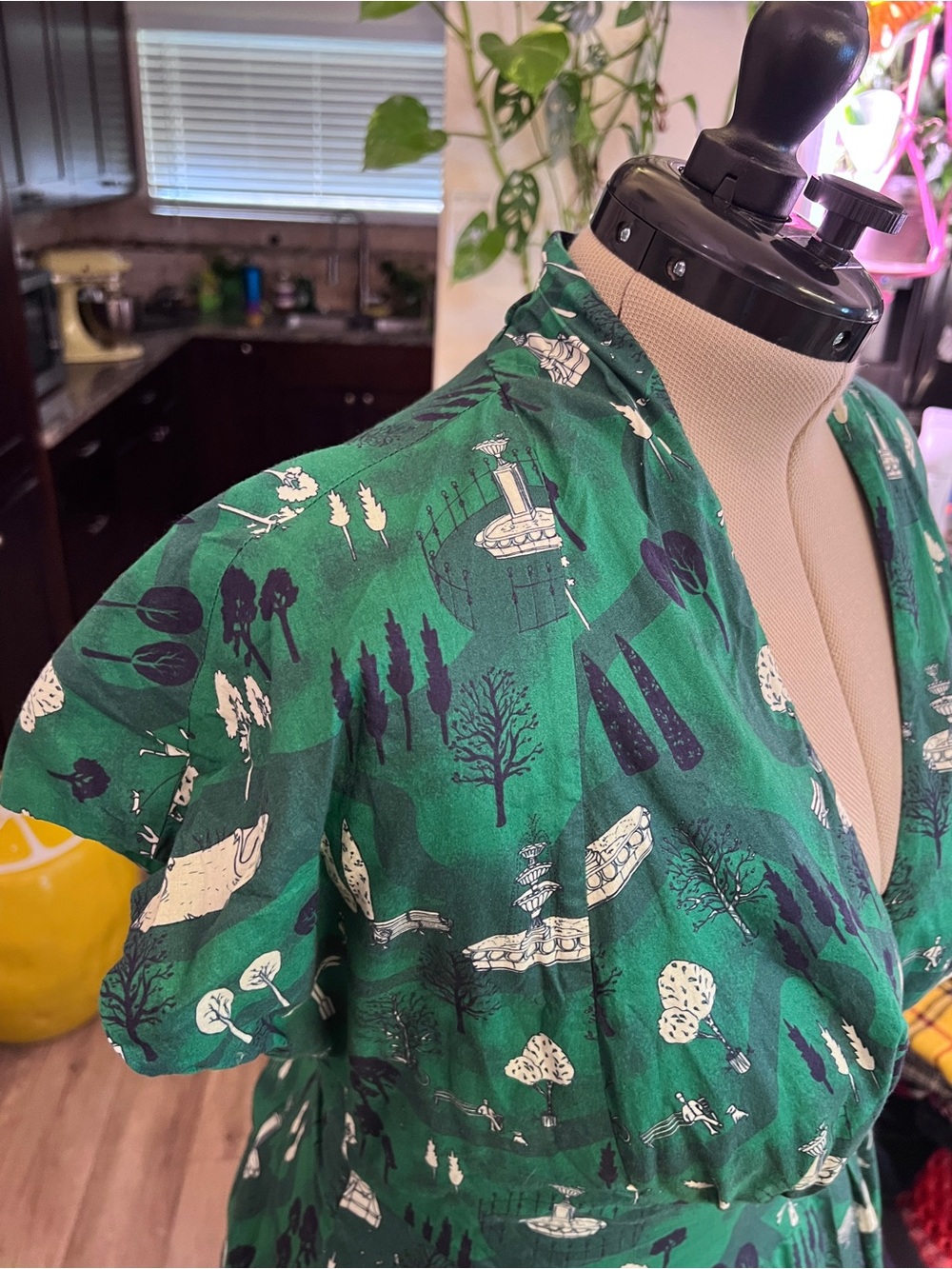 Green Printed V-Neck Midi Dress with Waist Detail - Picture 7 of 11